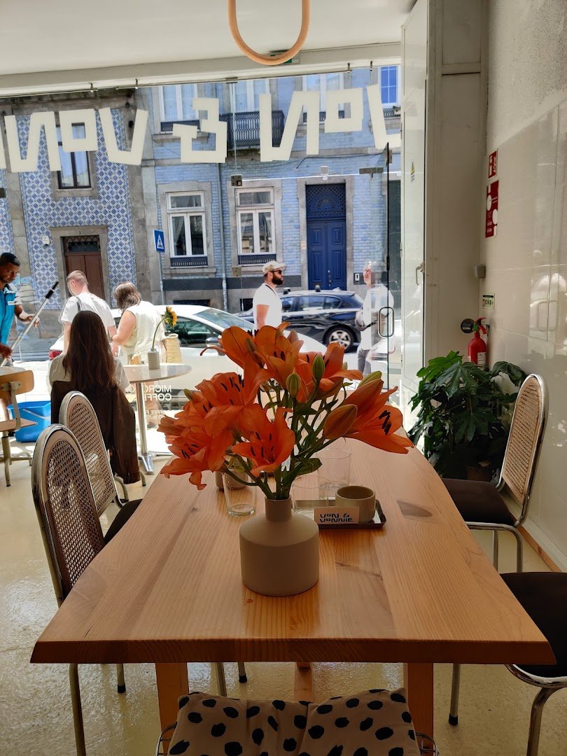 Interior of von&vonnie microroasters, specialty coffee shop in Porto