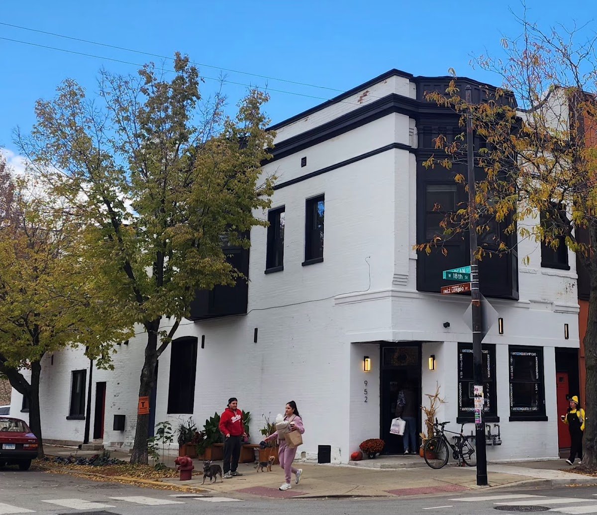 Anticonquista Café (Pilsen) specialty coffee shop in Chicago - photo 6