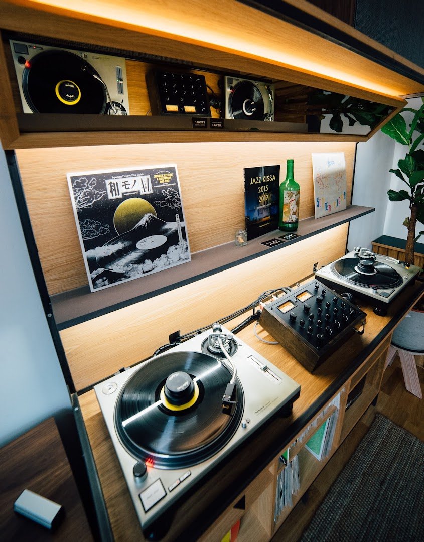 Unkompress Listening Bar specialty coffee shop in Berlin - photo 6