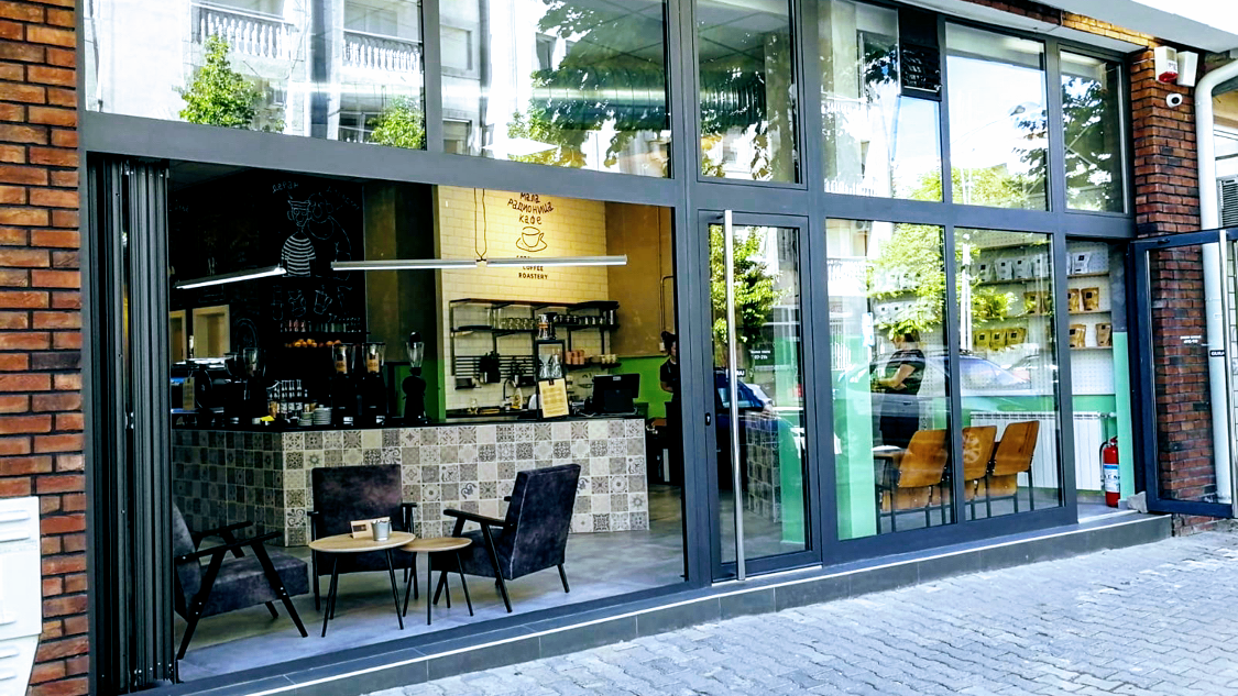 Storefront of Mala Radionica Kafe, specialty coffee shop in Novi Sad