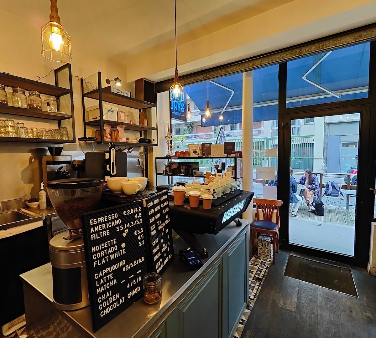Radiodays specialty coffee shop in Paris - photo 8