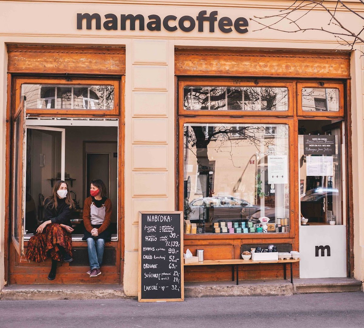 Storefront of mamacoffe Jaromírova, specialty coffee shop in Prague