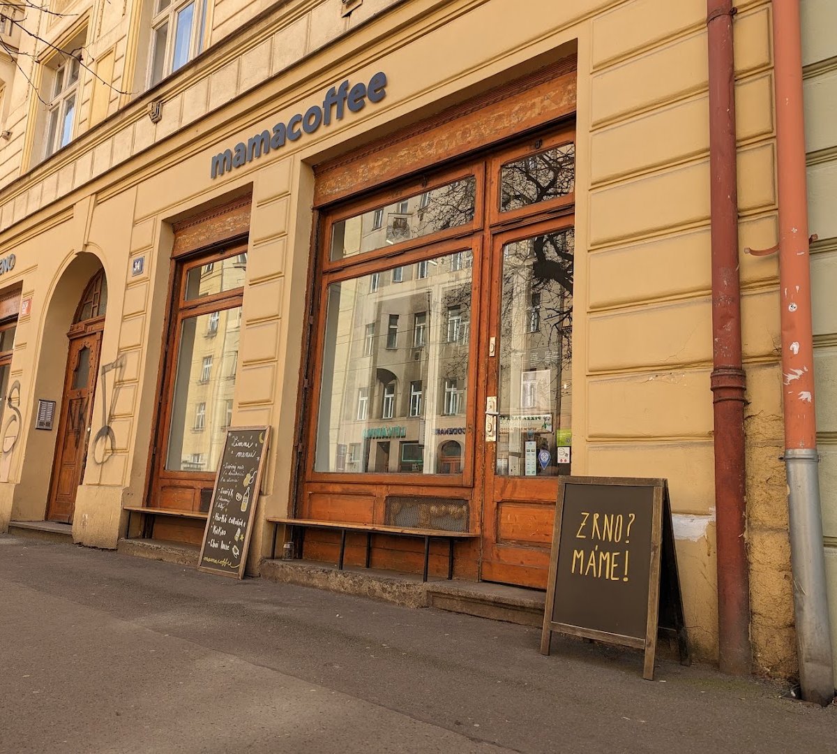 Storefront of mamacoffe Jaromírova, specialty coffee shop in Prague