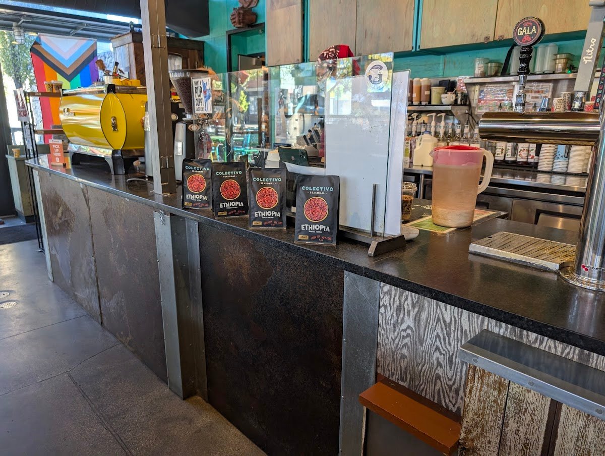 Colectivo Coffee Logan Square specialty coffee shop in Chicago - photo 4