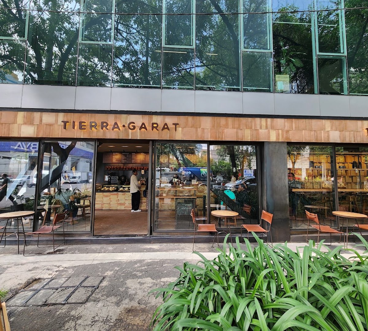 Storefront of Tierra Garat Salamanca, specialty coffee shop in Mexico City