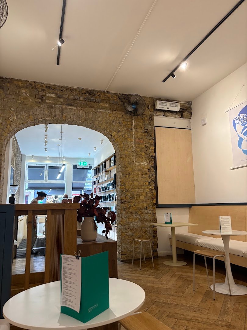 Colonna & Small's specialty coffee shop in London - photo 10