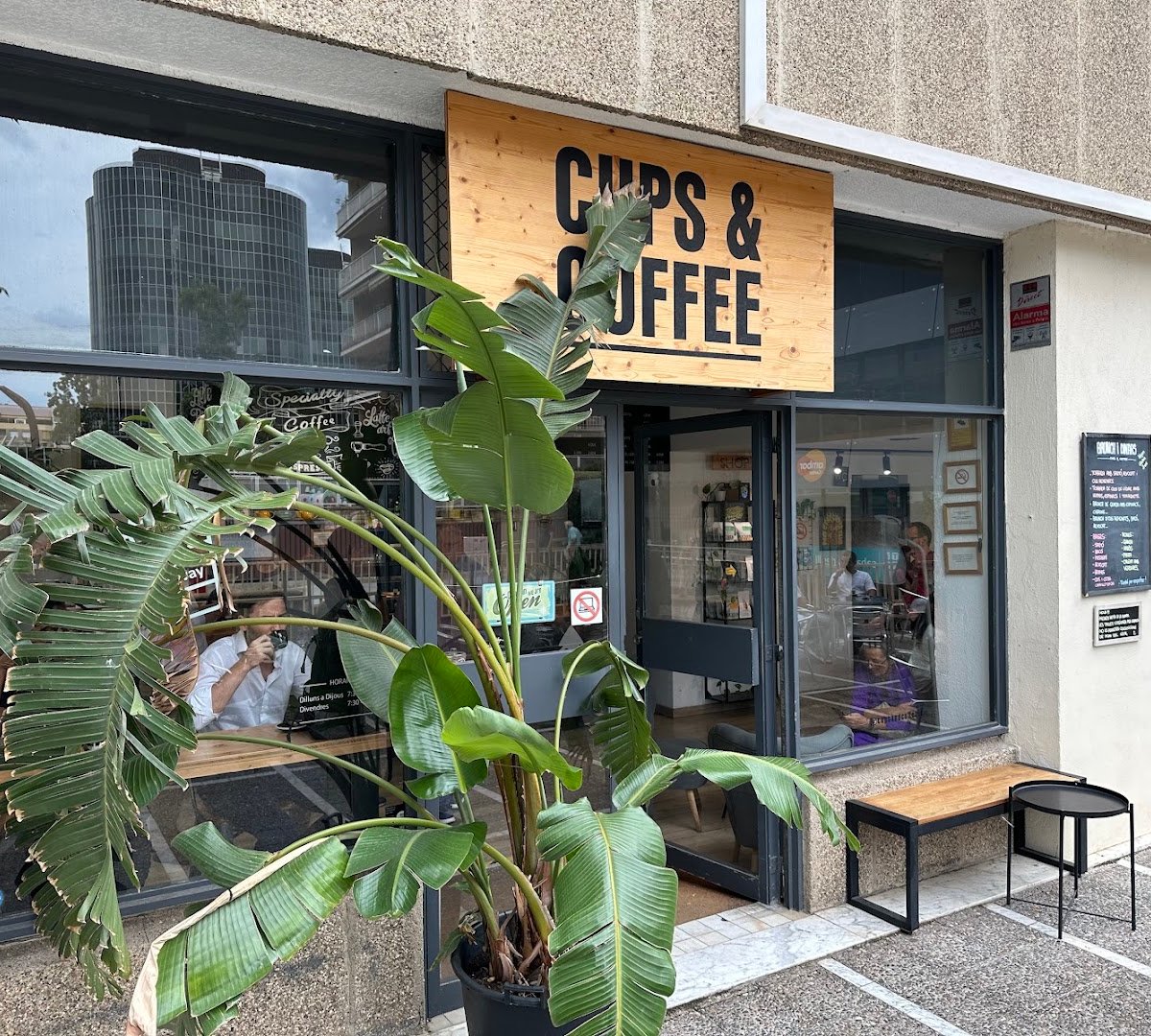 Cups & Coffee specialty coffee shop in Barcelona - photo 9