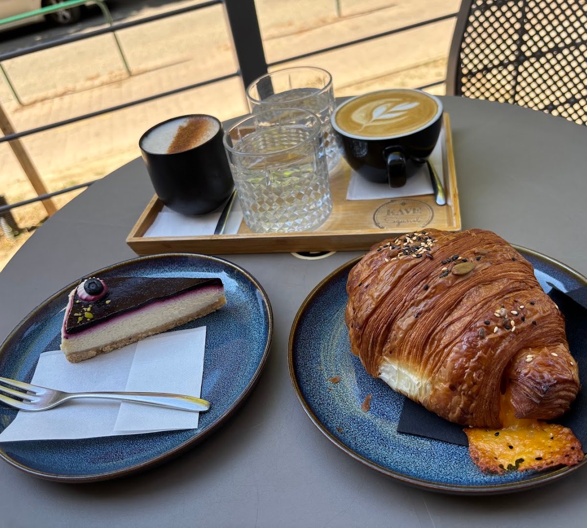 Kávé/Szünet specialty coffee shop in Budapest - photo 7