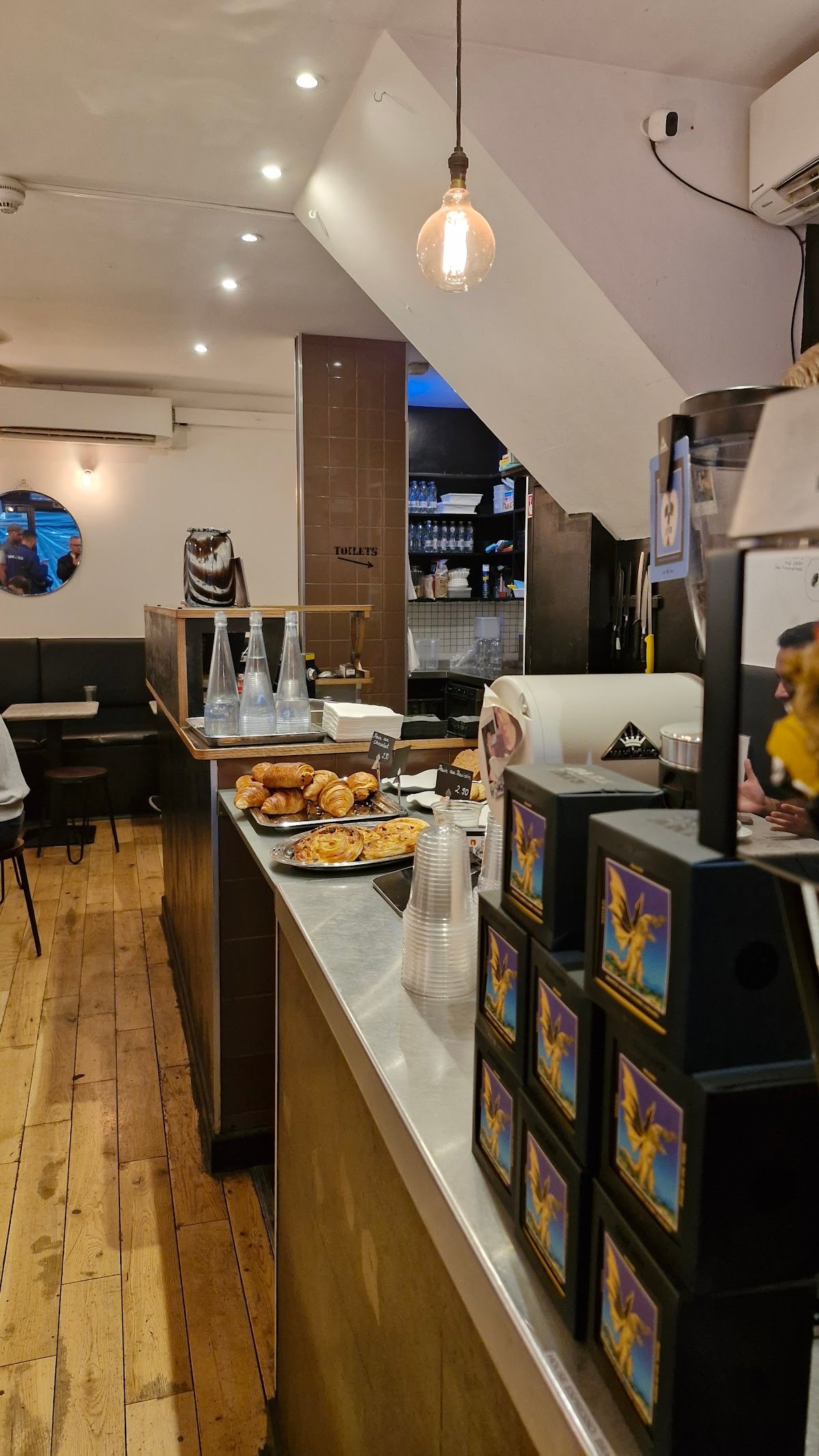 Flat White specialty coffee shop in London - photo 9