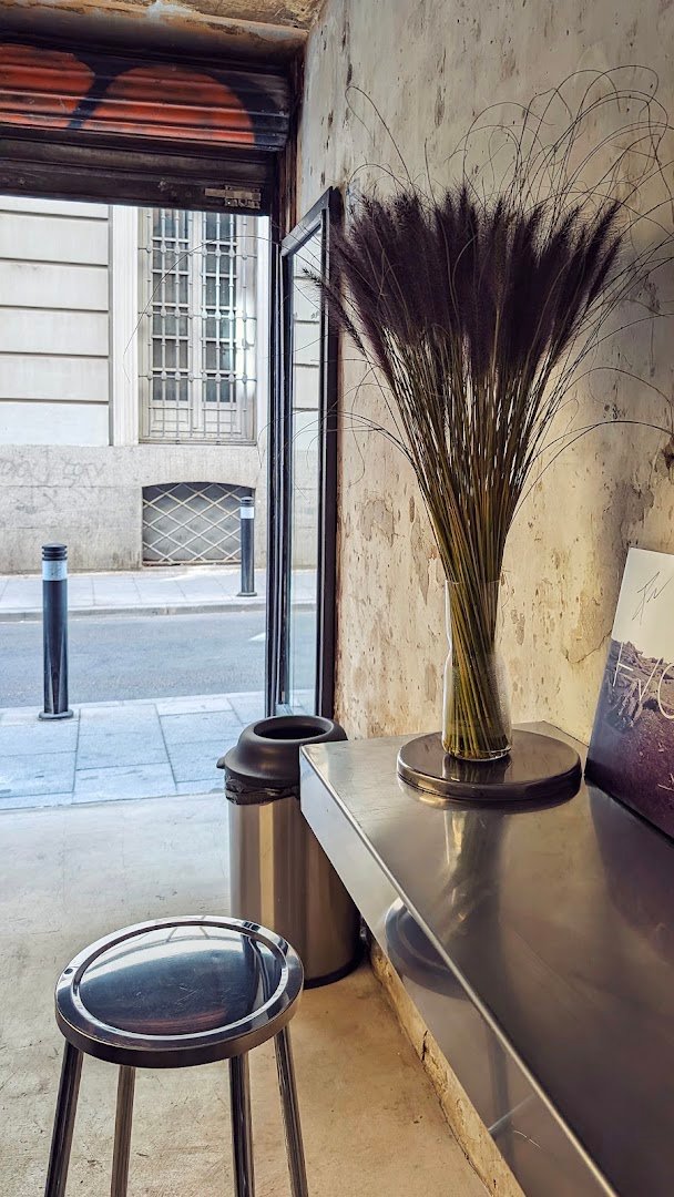 VNT coffee gallery & events space specialty coffee shop in Madrid - photo 8