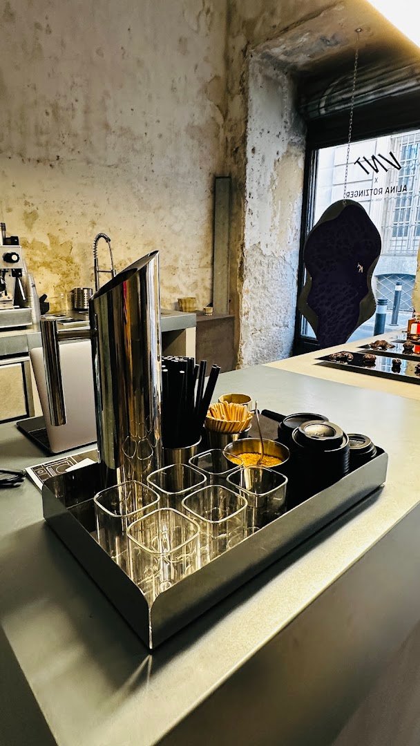 VNT coffee gallery & events space specialty coffee shop in Madrid - photo 9