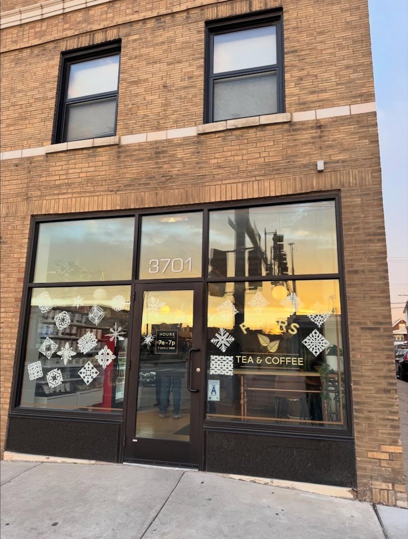 Storefront of Pipers Tea & Coffee, specialty coffee shop in St. Louis