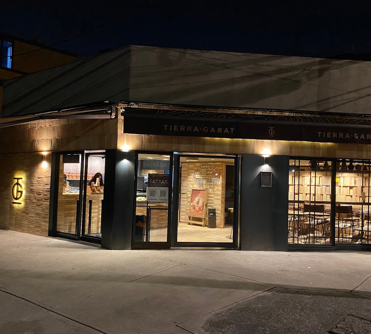 Storefront of Tierra Garat Fresas, specialty coffee shop in Mexico City