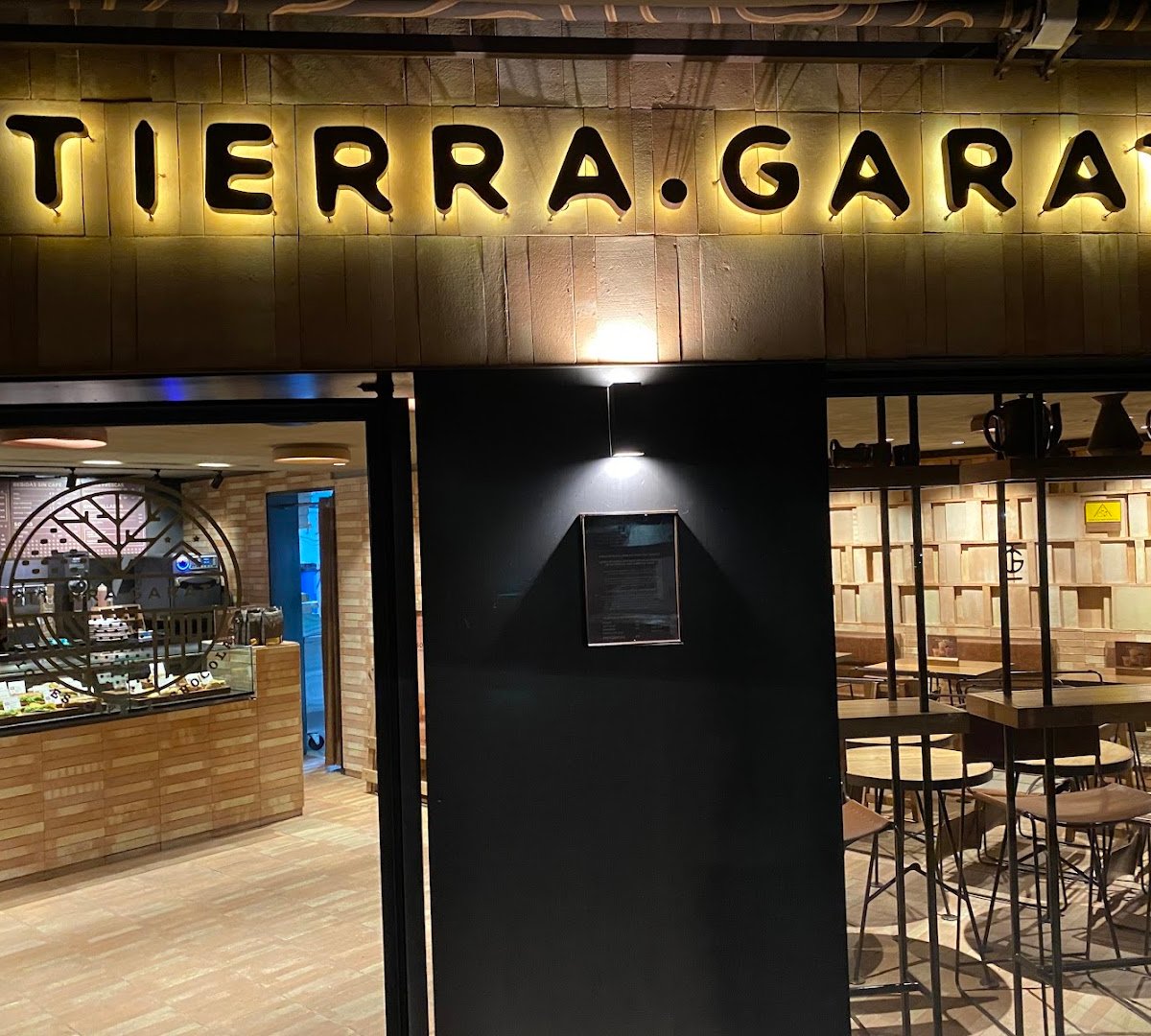 Storefront of Tierra Garat Fresas, specialty coffee shop in Mexico City