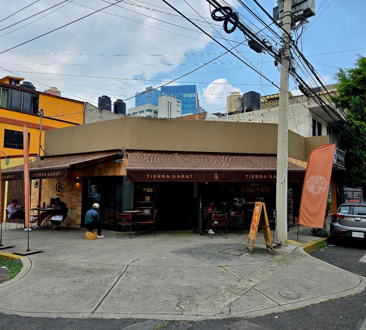 Storefront of Tierra Garat Fresas, specialty coffee shop in Mexico City
