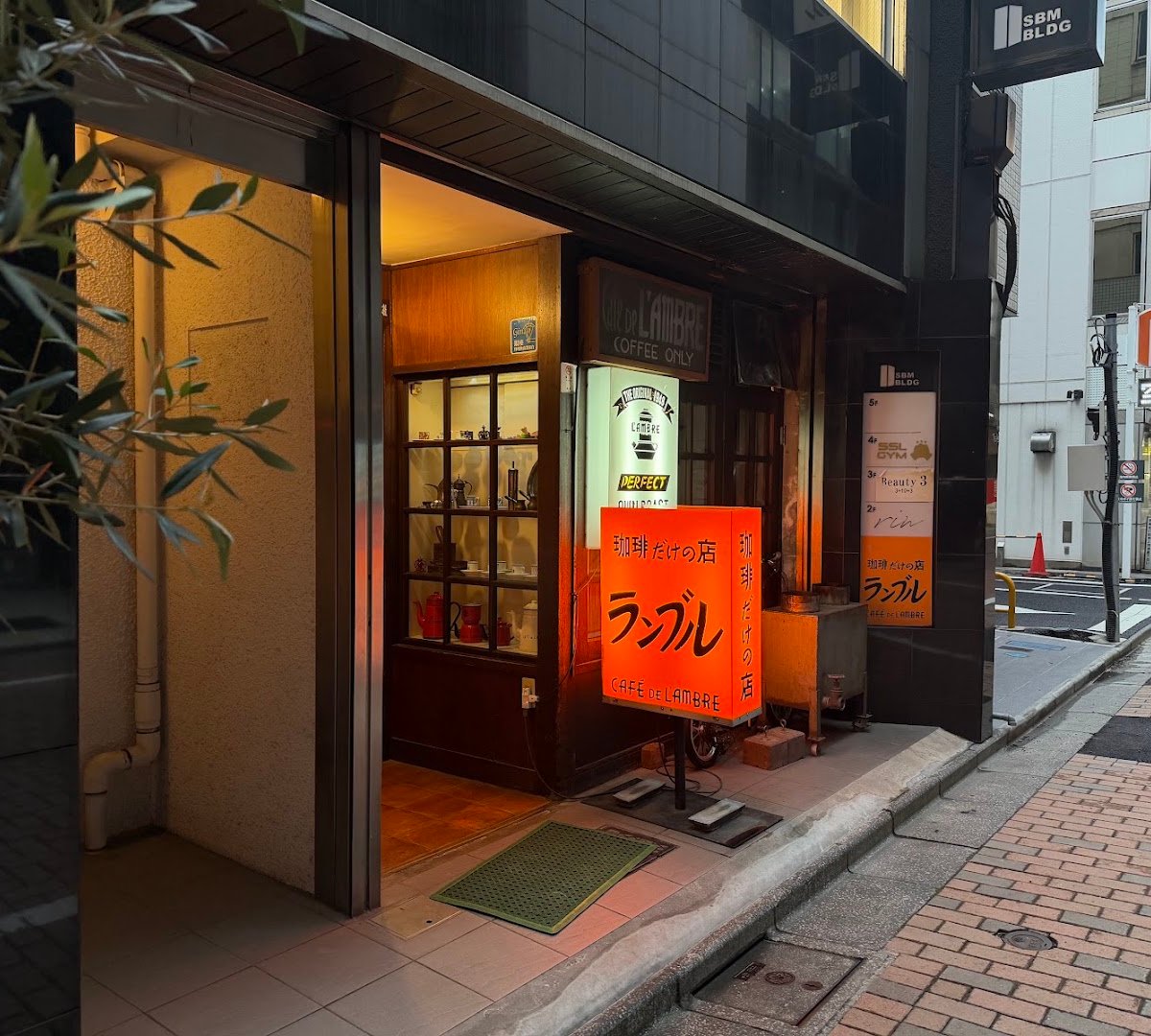 Storefront of Cafe de l'ambre, specialty coffee shop in Tokyo