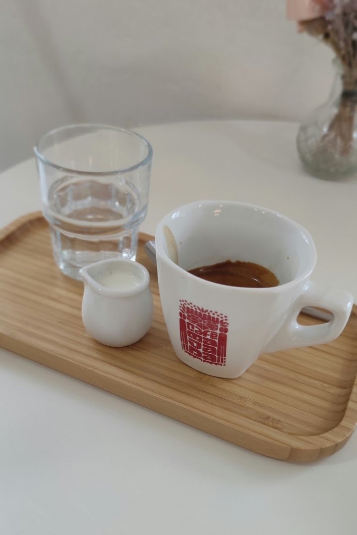 Coffee at Café Majada Prague, specialty coffee shop in Prague