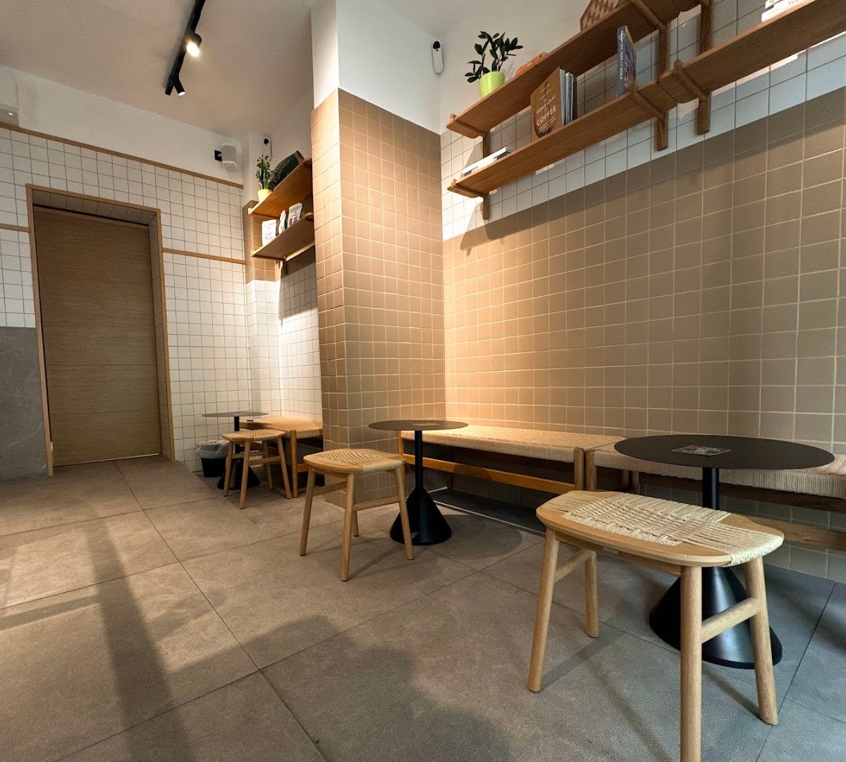 VEIA Café & Clubhouse specialty coffee shop in Madrid - photo 3