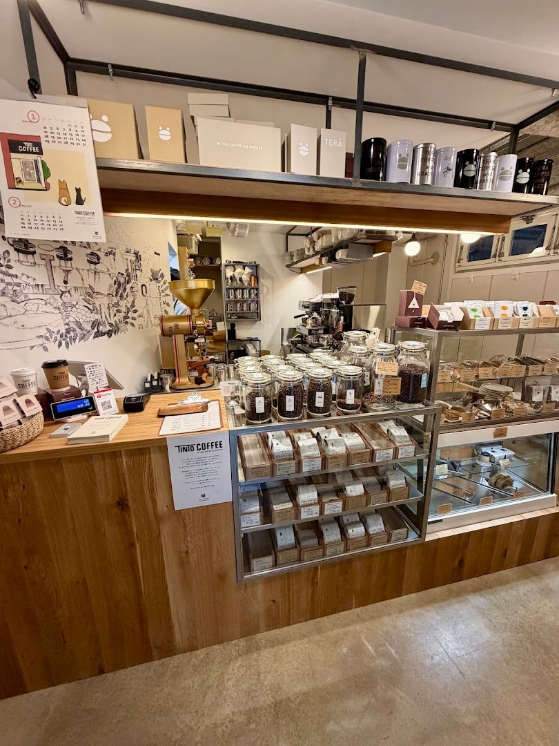 Interior of TINTO COFFEE, specialty coffee shop in Tokyo