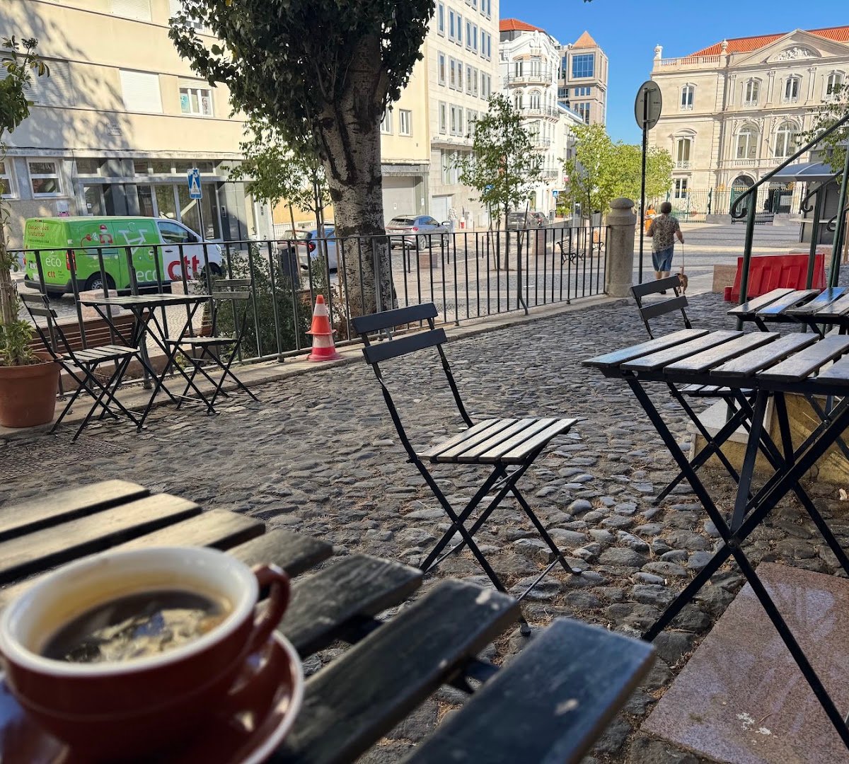 Storefront of Drop. Specialty Coffee & Brunch, specialty coffee shop in Lisbon