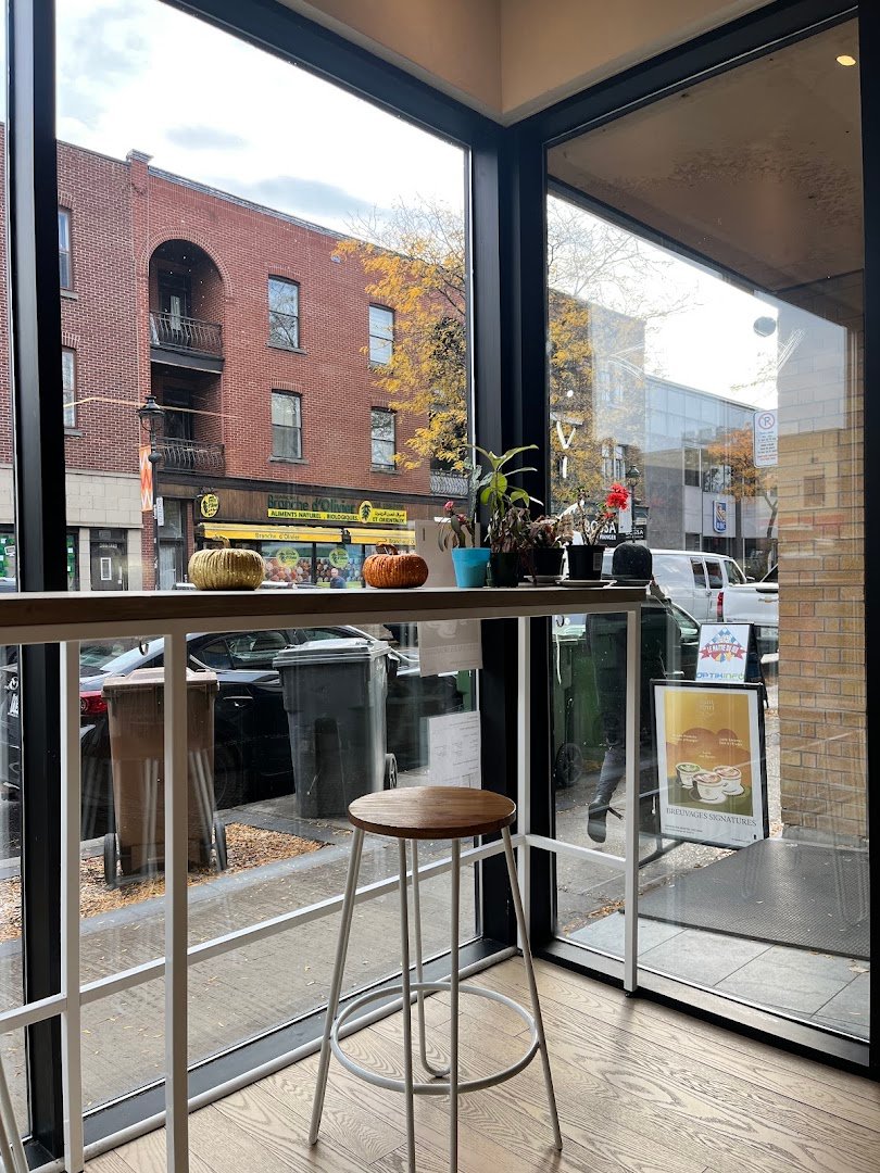 Interior of Café Saint-Henri (Verdun), specialty coffee shop in Montreal
