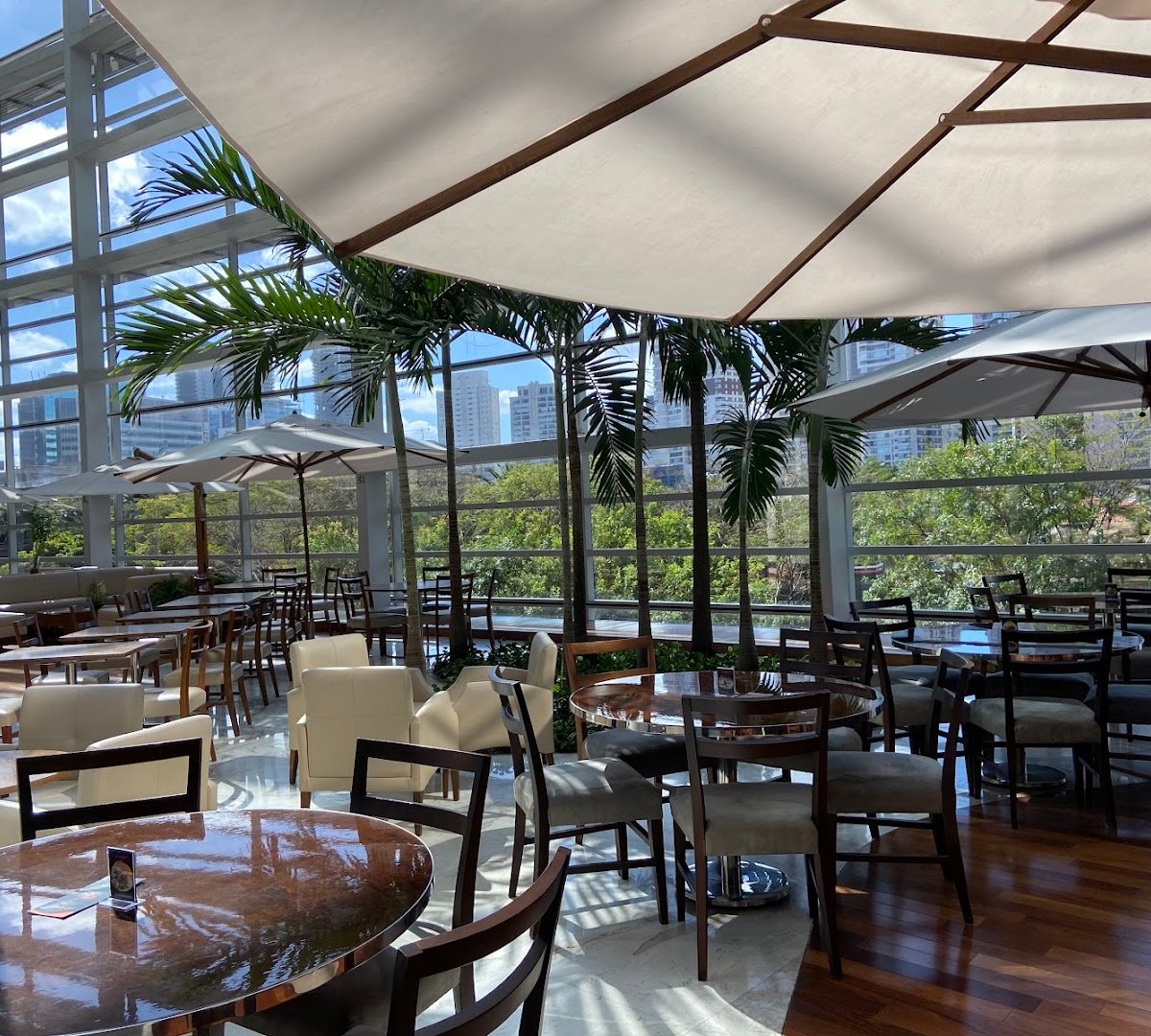 Interior of Santo Grão - Morumbi, specialty coffee shop in São Paulo
