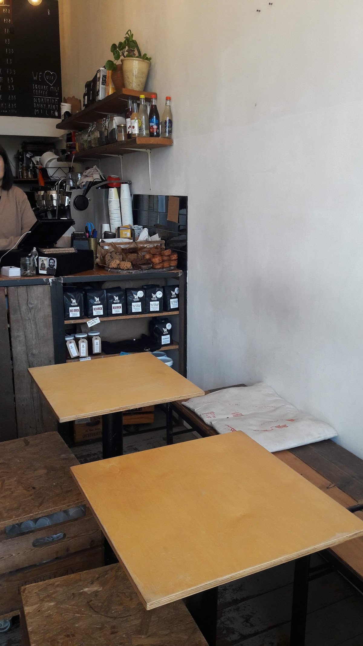 46b Espresso Hut specialty coffee shop in London - photo 11