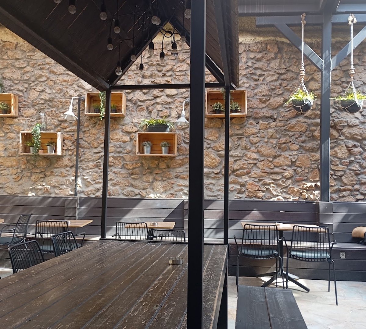 Storefront of The Underdog Thissio, specialty coffee shop in Athens