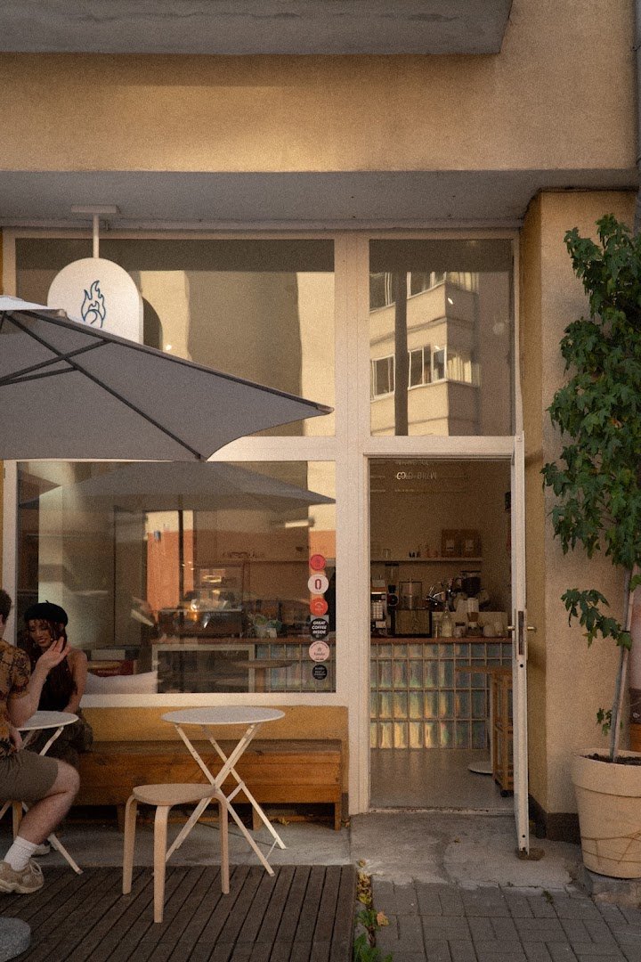 Storefront of MUAS COFFEE, specialty coffee shop in Warsaw