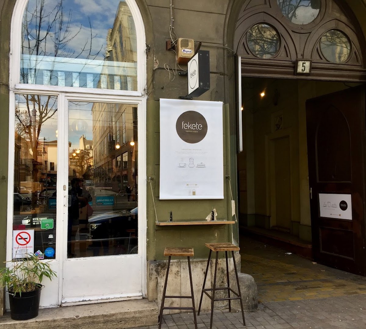 Fekete specialty coffee shop in Budapest - photo 6
