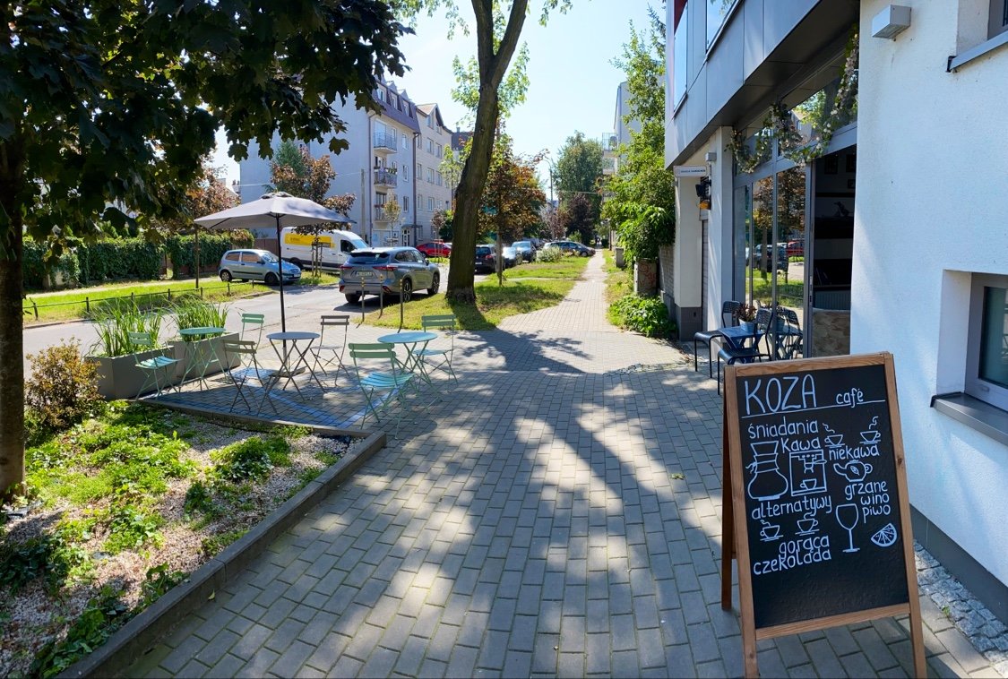 Storefront of Koza Cafe, specialty coffee shop in Warsaw