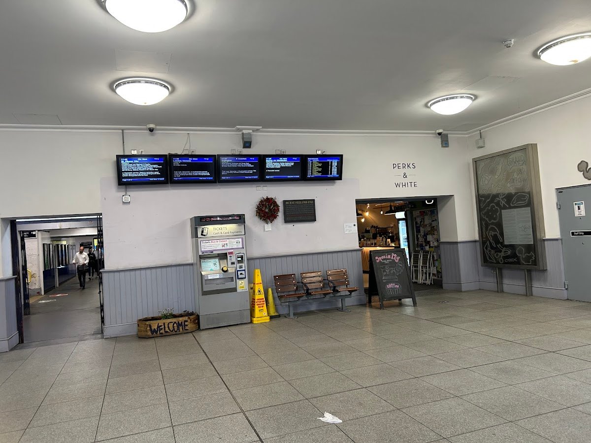 Perks & White coffee, Herne Hill Station specialty coffee shop in London - photo 5