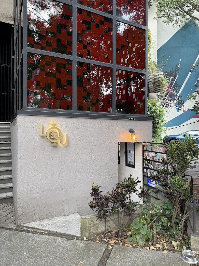 Storefront of LOU Brew Bar, specialty coffee shop in Mexico City