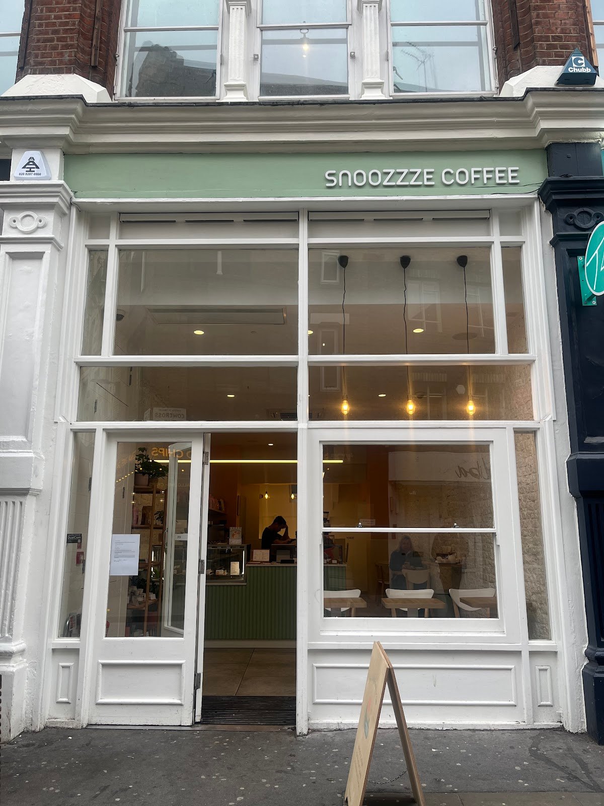 Snoozzze Coffee specialty coffee shop in London - photo 2