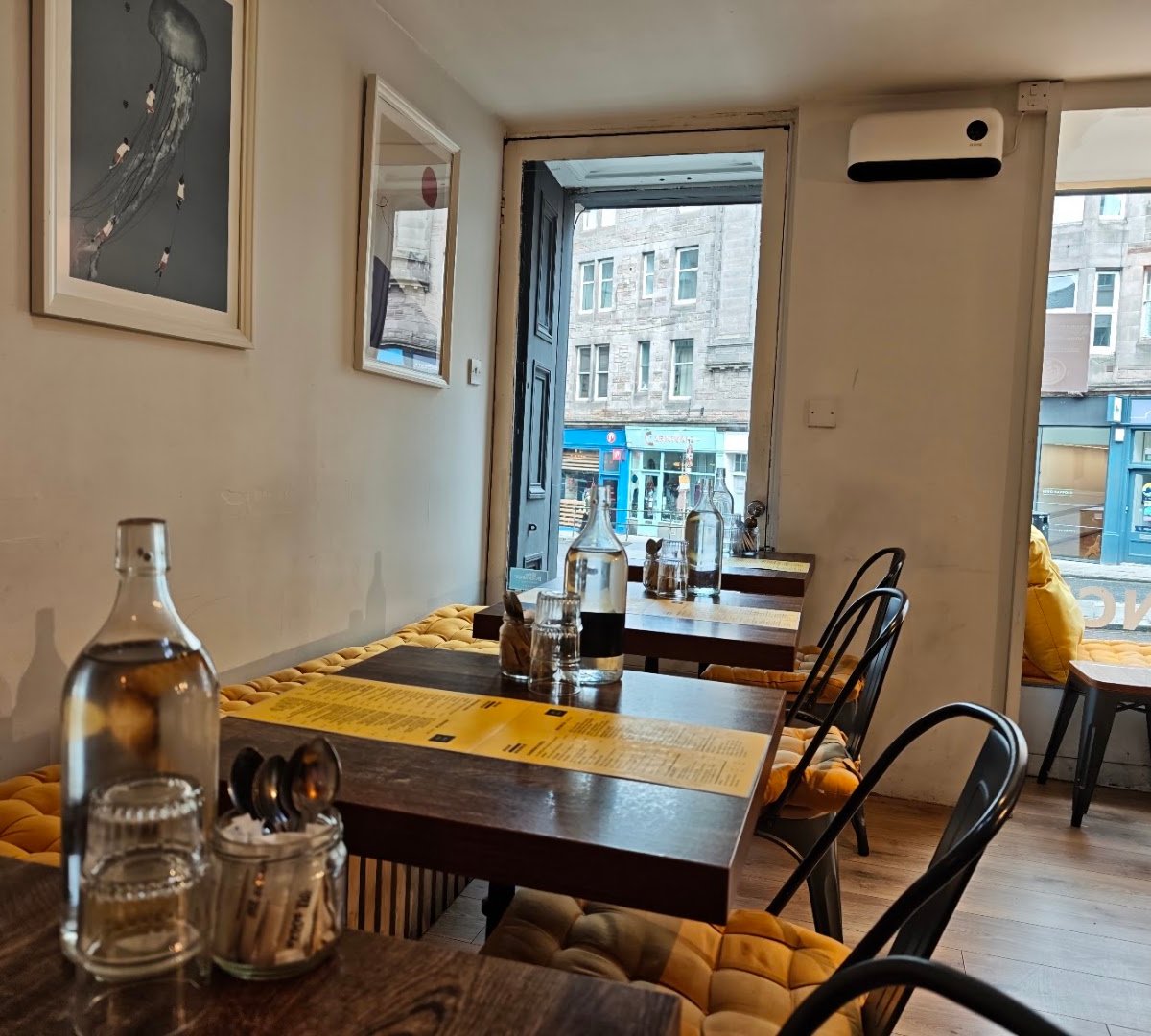 Interior of Braw brunch, specialty coffee shop in Edinburgh