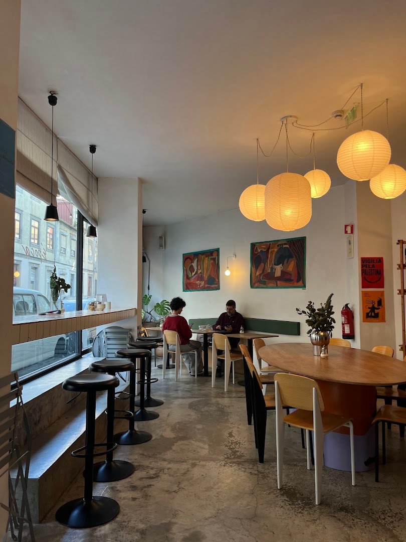 Interior of Época, specialty coffee shop in Porto
