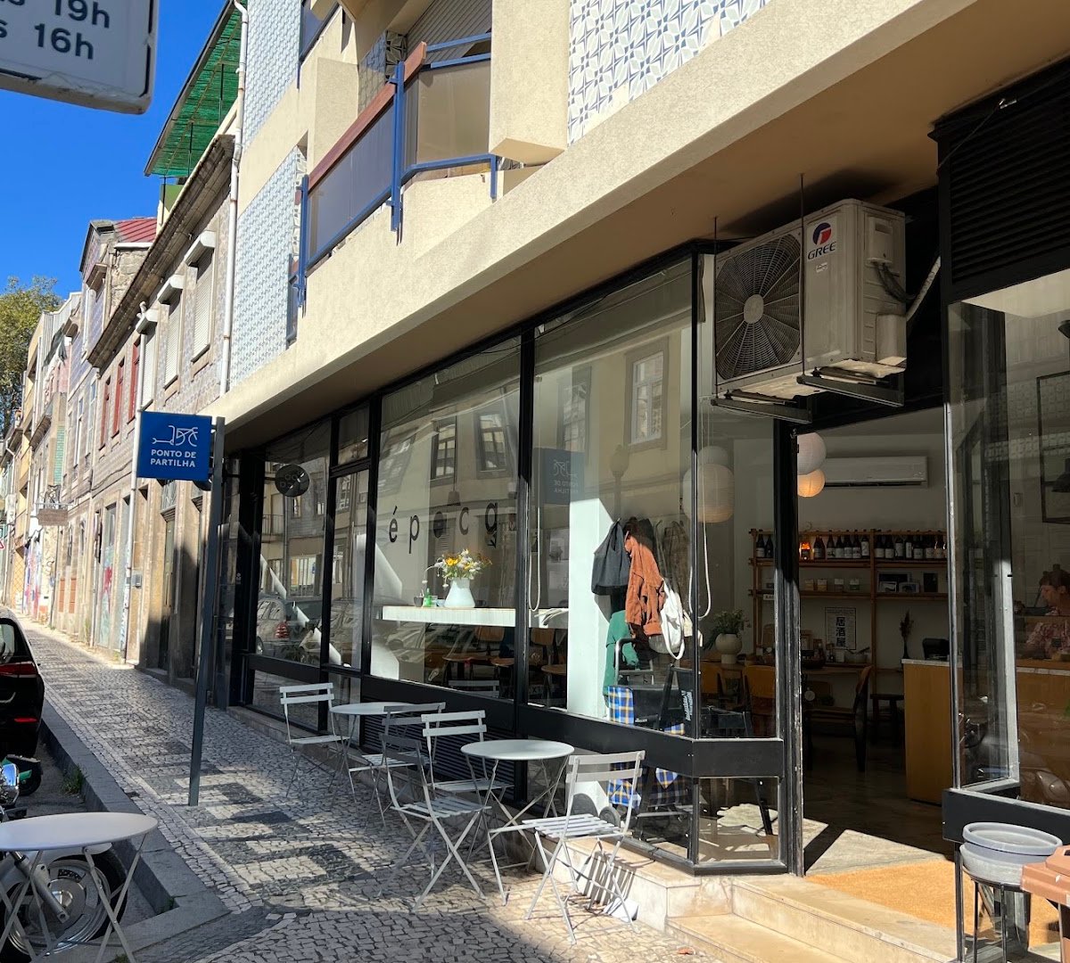 Storefront of Época, specialty coffee shop in Porto