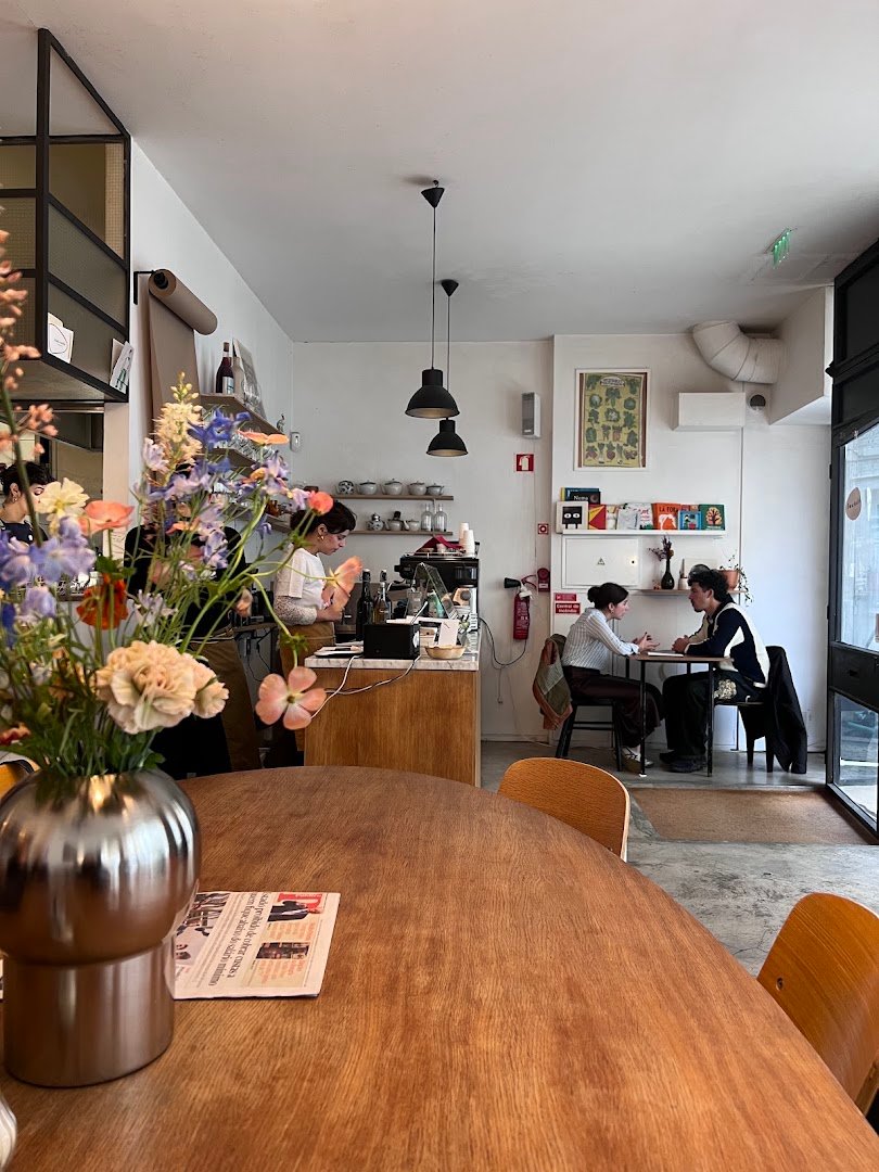 Interior of Época, specialty coffee shop in Porto