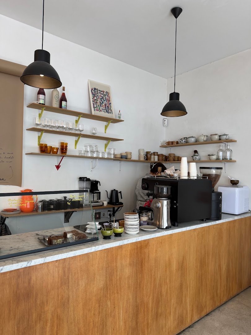 Interior of Época, specialty coffee shop in Porto