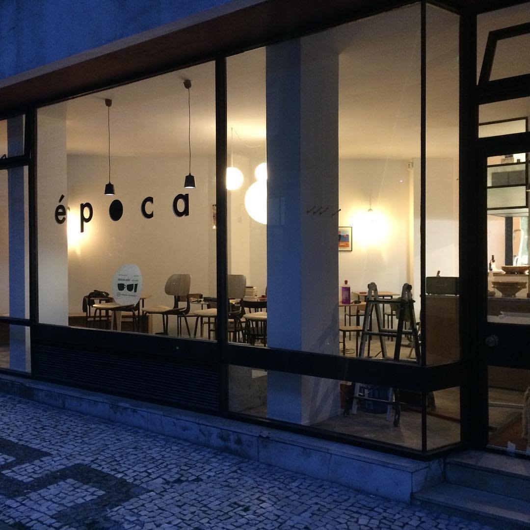 Storefront of Época, specialty coffee shop in Porto