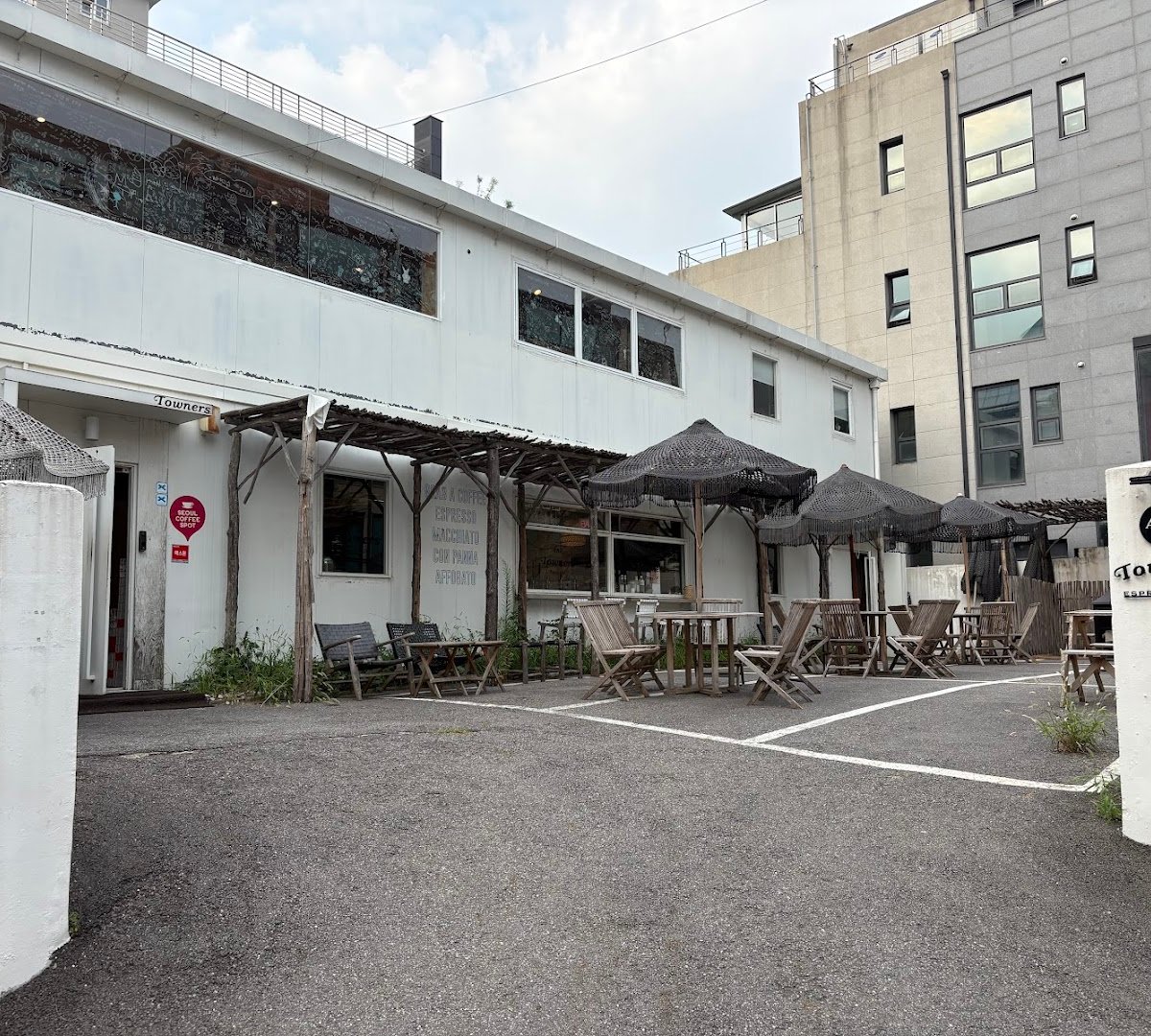 Storefront of Towners Espresso Bar, specialty coffee shop in Seoul