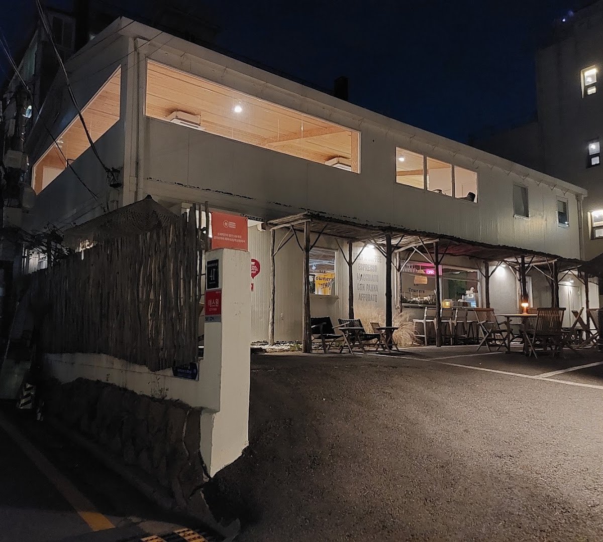 Storefront of Towners Espresso Bar, specialty coffee shop in Seoul