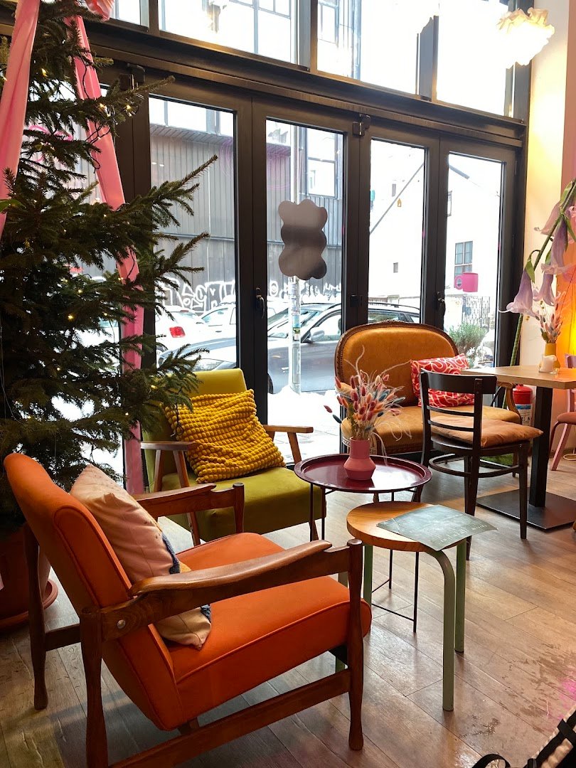 Interior of Kuća Umetnica, specialty coffee shop in Belgrade