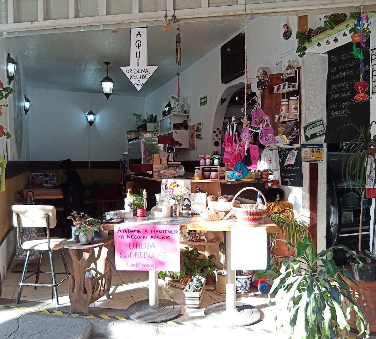 Storefront of Kfe Maya Vinic, specialty coffee shop in Mexico City