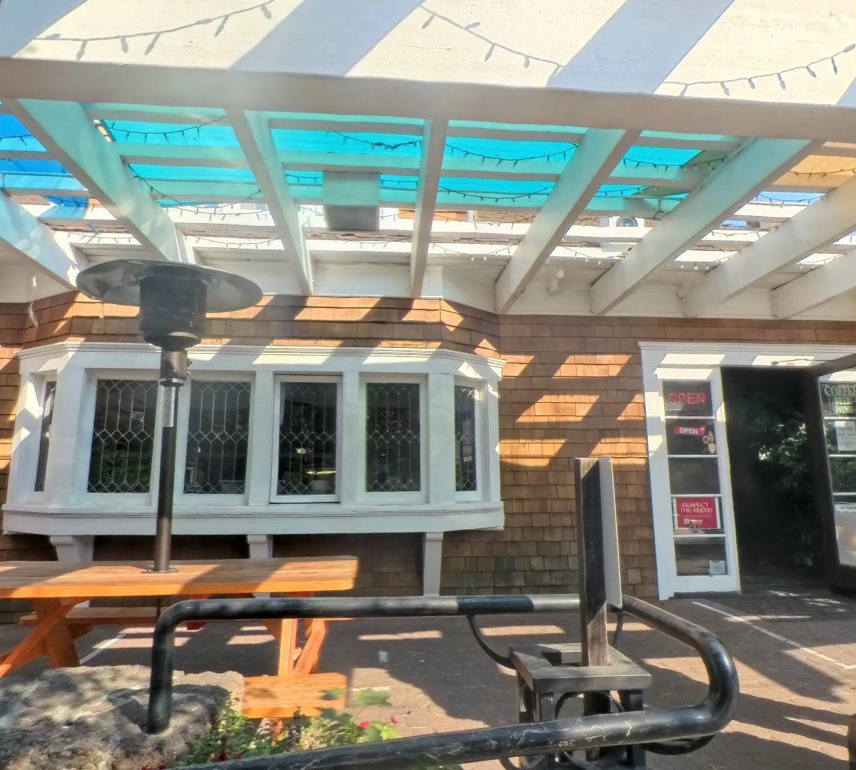 The Commons Cafe and Taproom specialty coffee shop in Bend - photo 3