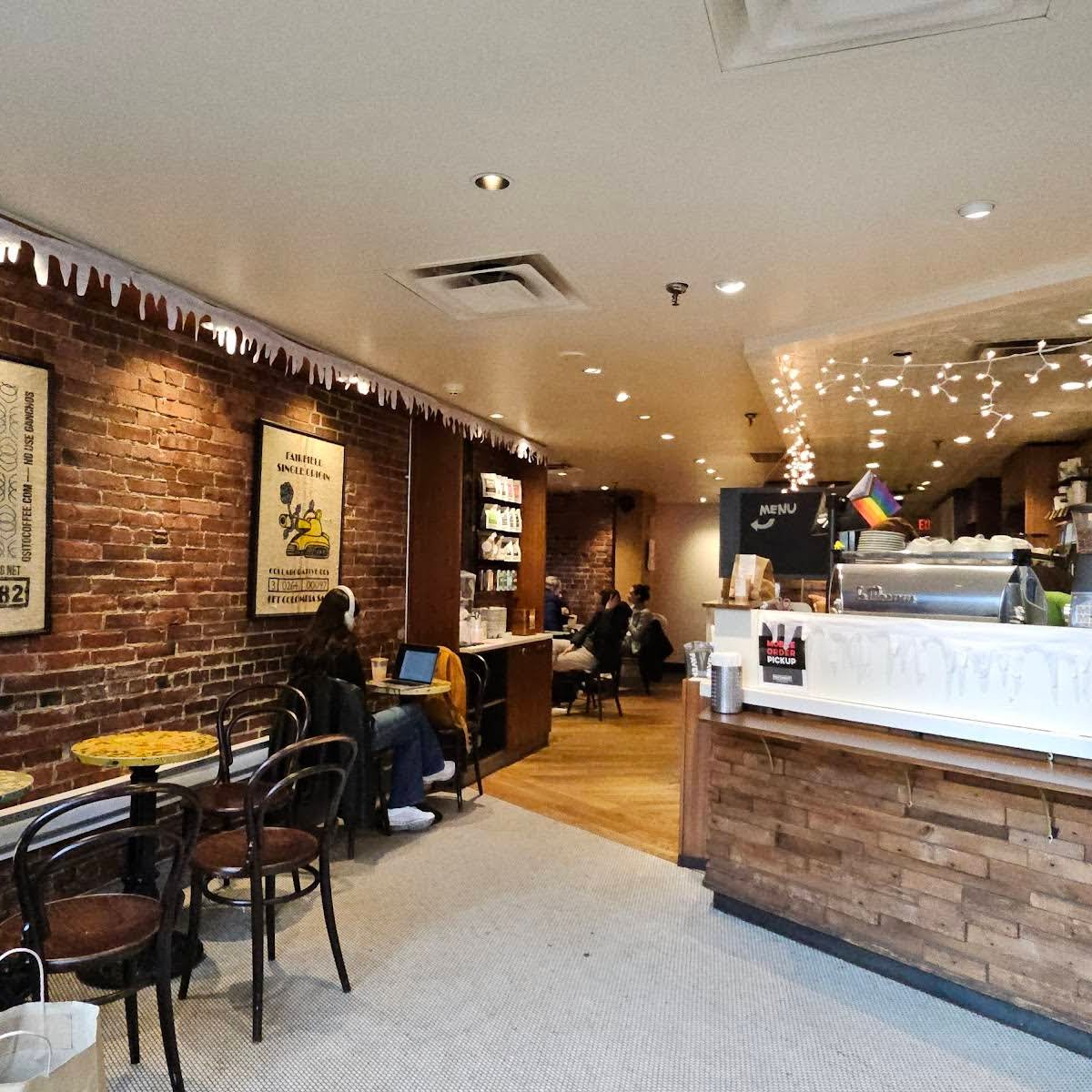 Pavement Coffeehouse - Newbury specialty coffee shop in Boston - photo 10