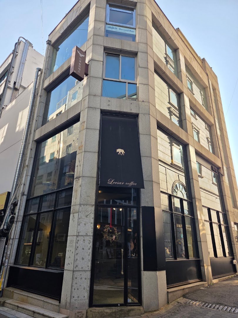 Storefront of Leesar Coffee, specialty coffee shop in Seoul