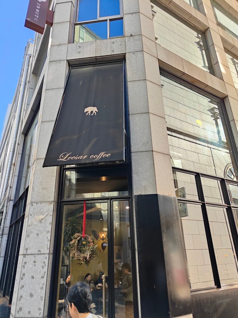 Storefront of Leesar Coffee, specialty coffee shop in Seoul