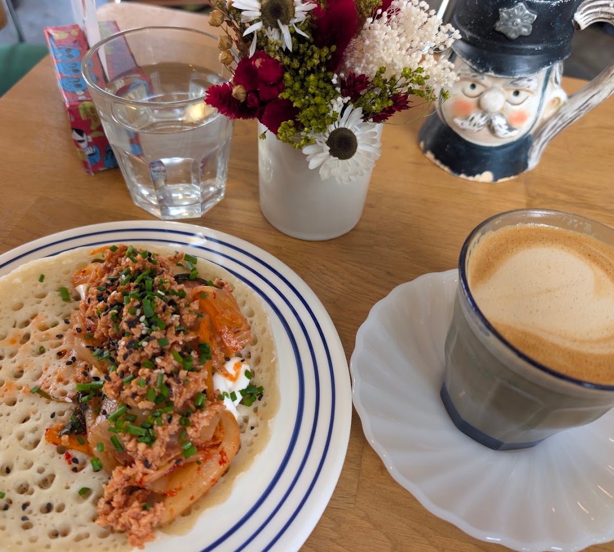 Coffee at PENTAGON - Specialty coffee / Vegetarian food / Natural wine / Affordable art, specialty coffee shop in Lisbon