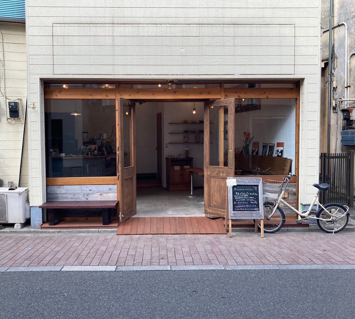 Storefront of Rowans coffee ロワンズコーヒー, specialty coffee shop in Tokyo